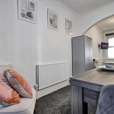 Beautiful Spacious Four Bedroom House With Parking For 2 Cars, 5 Minute Walk To Southend Station 外观 照片