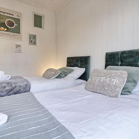 Beautiful Spacious Four Bedroom House With Parking For 2 Cars, 5 Minute Walk To Southend Station 外观 照片
