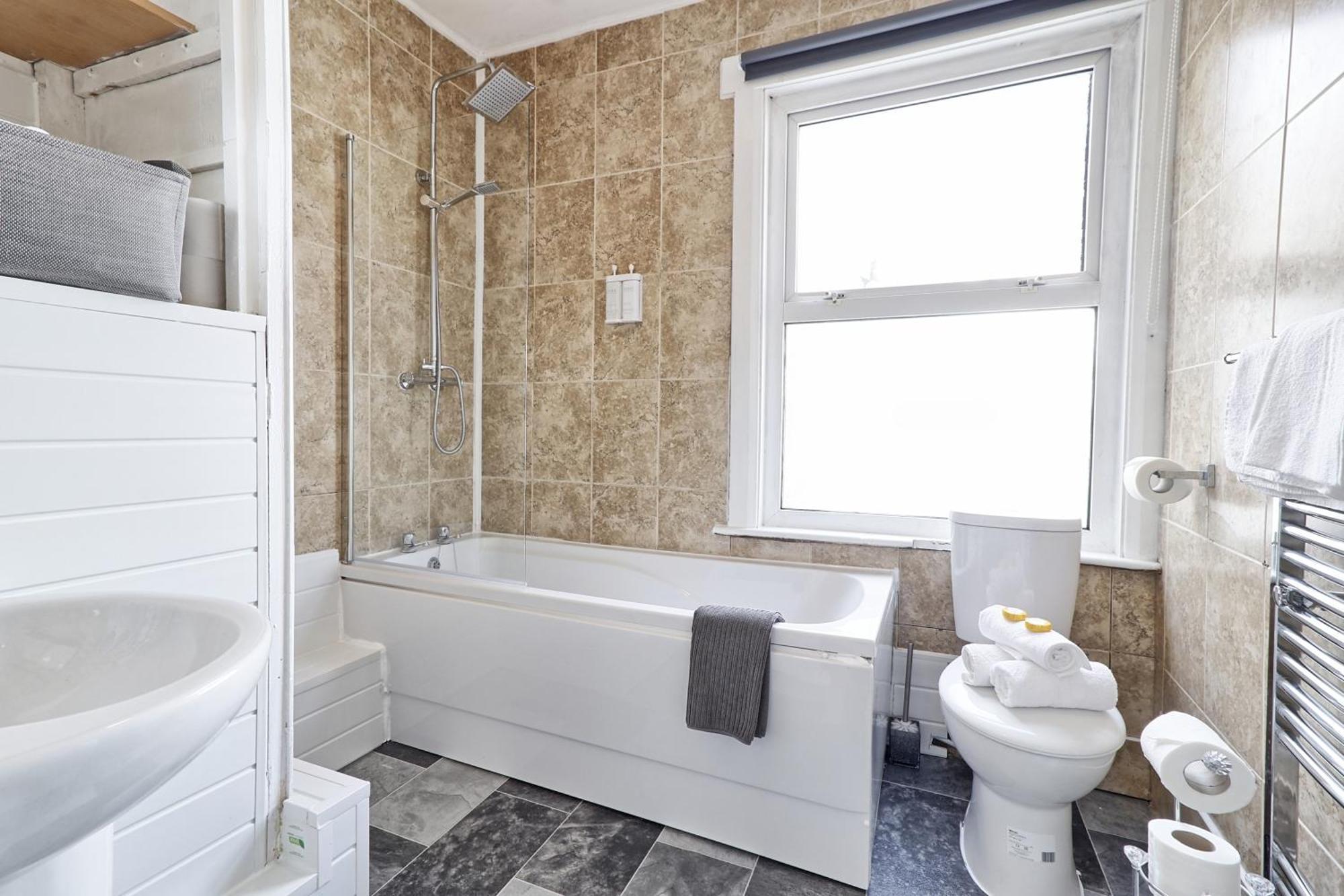 Beautiful Spacious Four Bedroom House With Parking For 2 Cars, 5 Minute Walk To Southend Station 外观 照片
