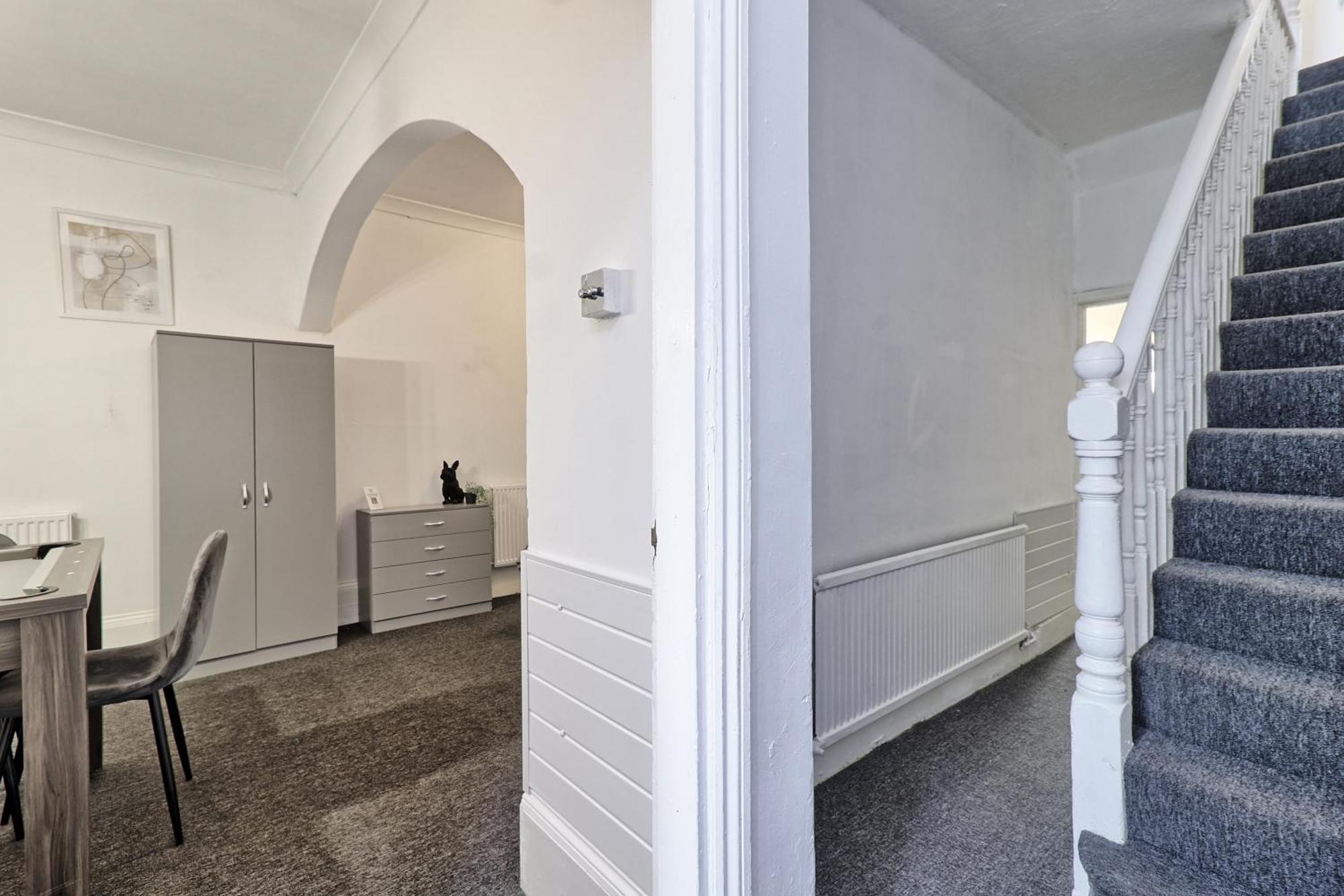 Beautiful Spacious Four Bedroom House With Parking For 2 Cars, 5 Minute Walk To Southend Station 外观 照片