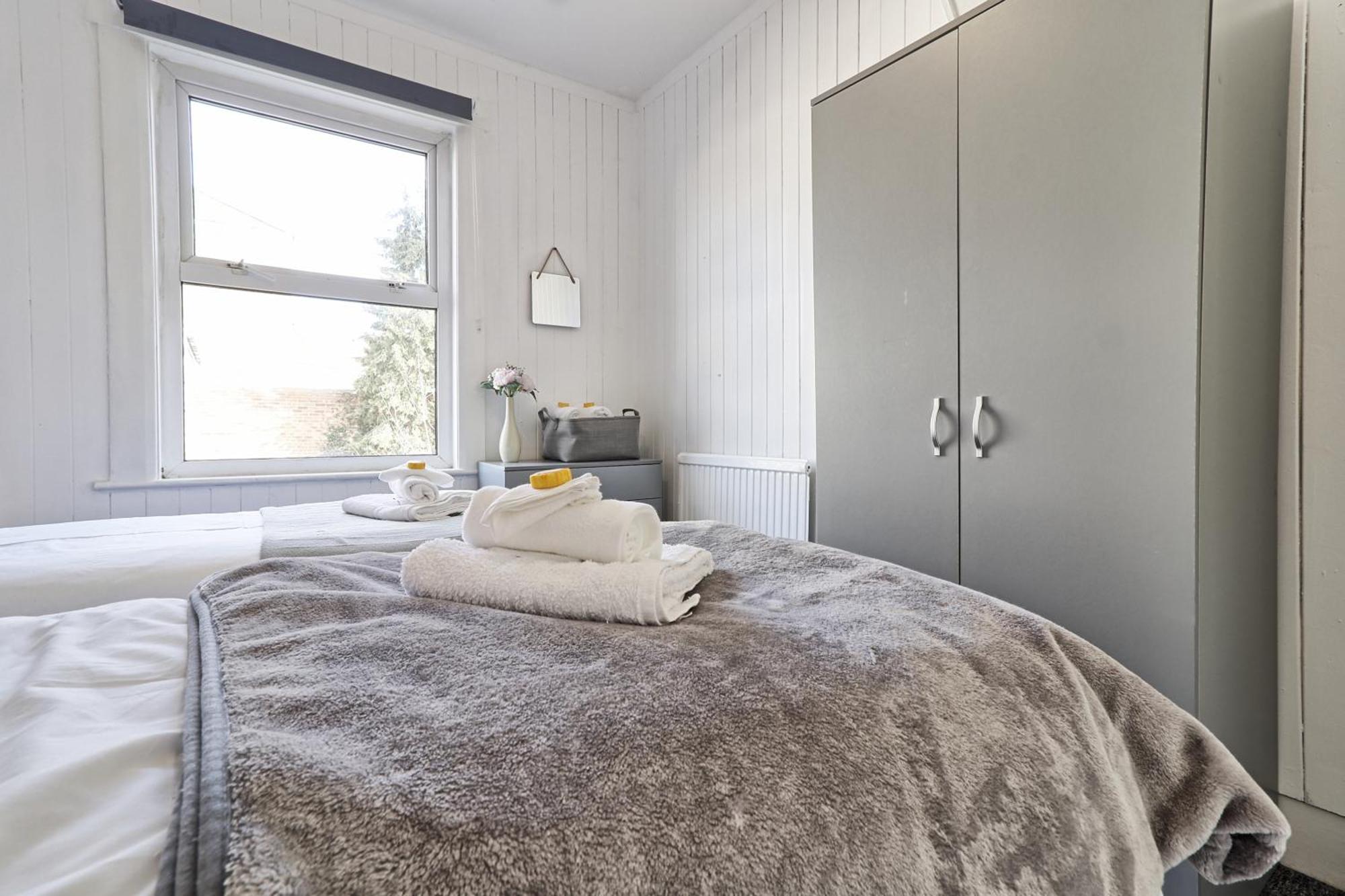 Beautiful Spacious Four Bedroom House With Parking For 2 Cars, 5 Minute Walk To Southend Station 外观 照片