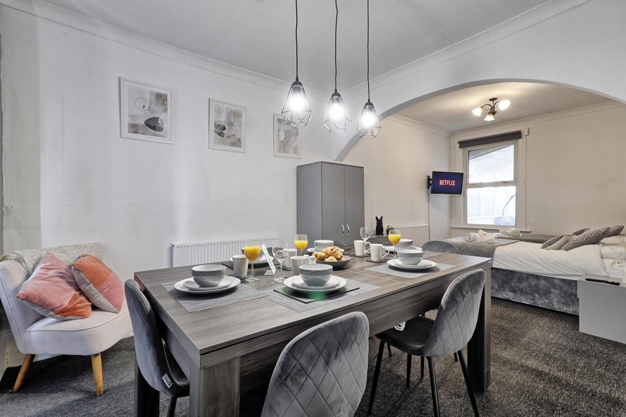 Beautiful Spacious Four Bedroom House With Parking For 2 Cars, 5 Minute Walk To Southend Station 外观 照片