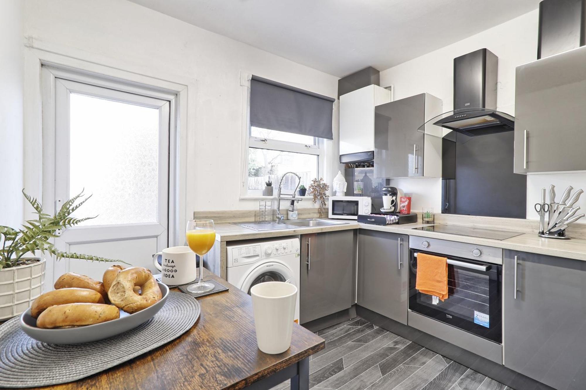 Beautiful Spacious Four Bedroom House With Parking For 2 Cars, 5 Minute Walk To Southend Station 外观 照片