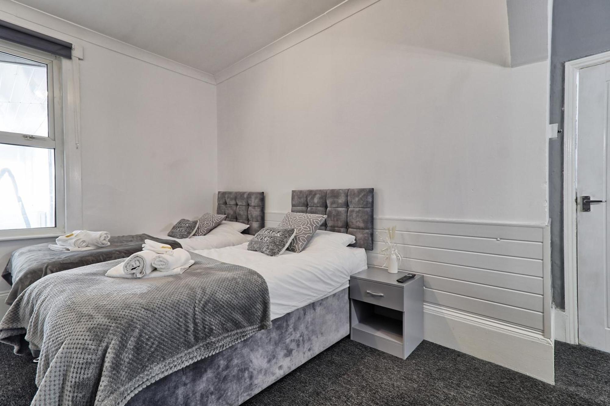 Beautiful Spacious Four Bedroom House With Parking For 2 Cars, 5 Minute Walk To Southend Station 外观 照片
