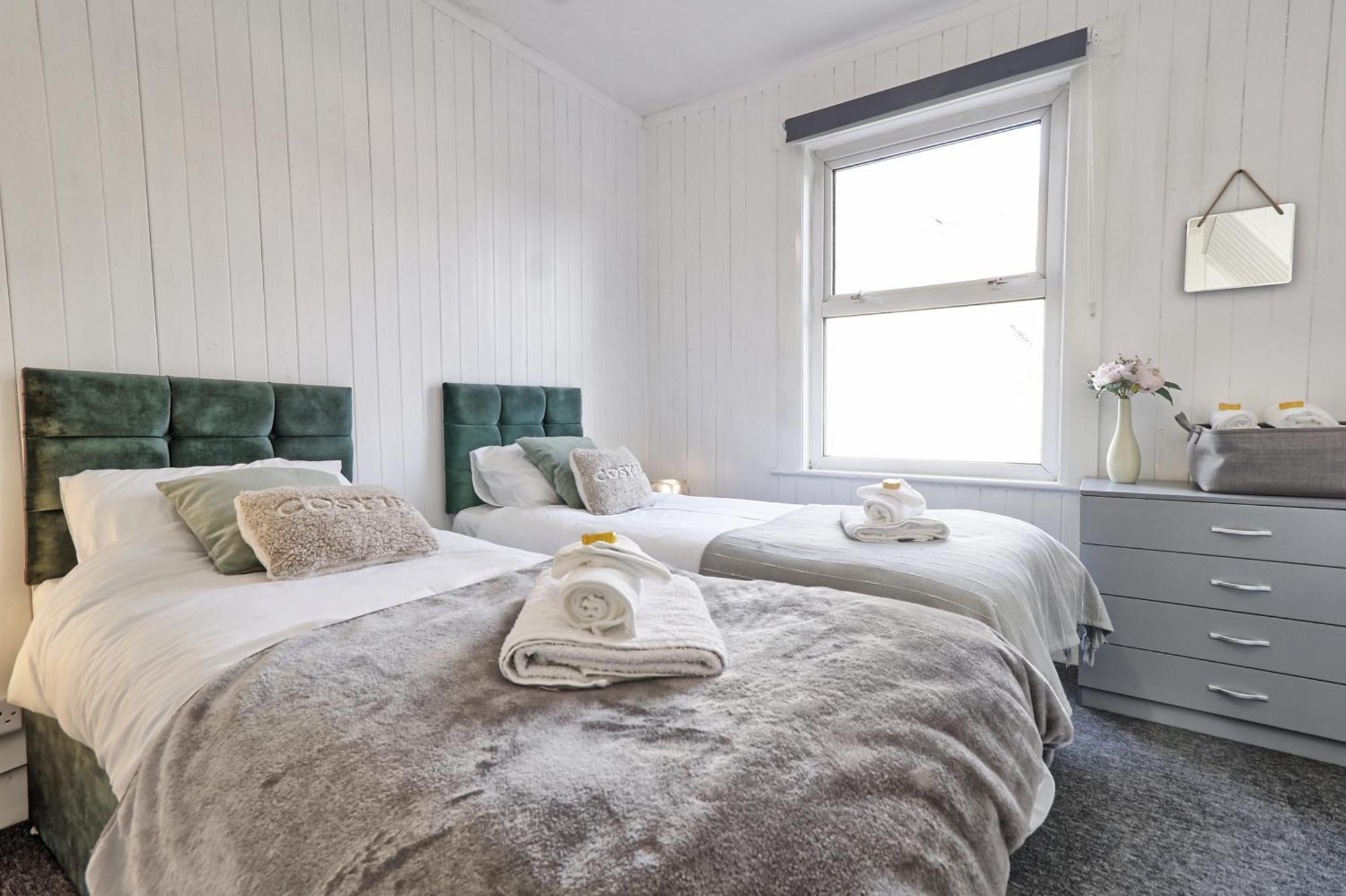 Beautiful Spacious Four Bedroom House With Parking For 2 Cars, 5 Minute Walk To Southend Station 外观 照片