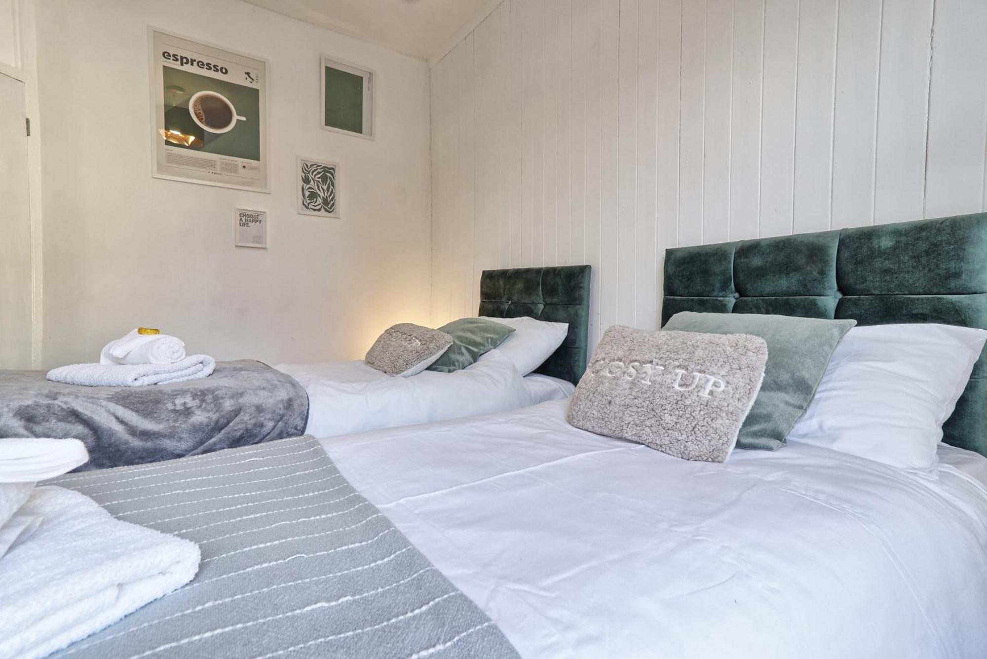 Beautiful Spacious Four Bedroom House With Parking For 2 Cars, 5 Minute Walk To Southend Station 外观 照片
